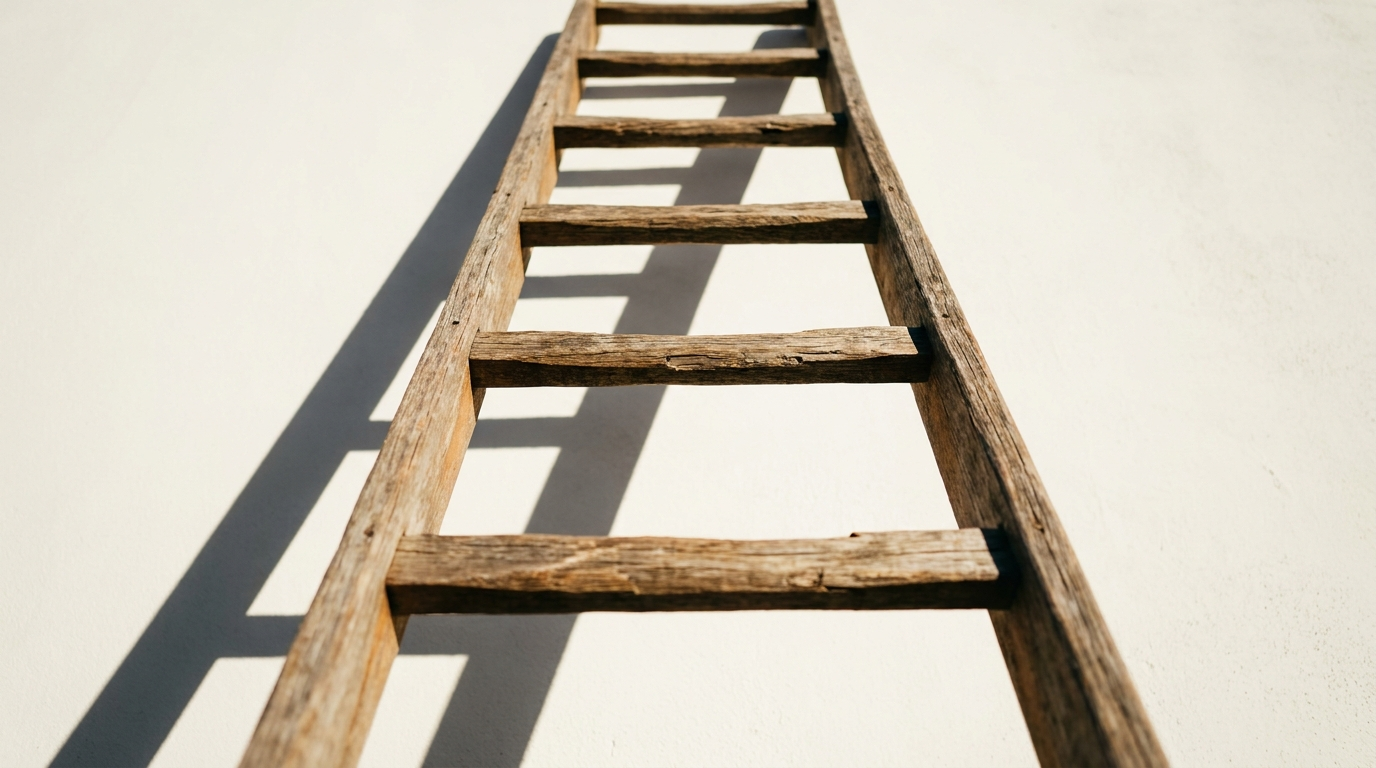 Escada de madeira rústica em parede branca, ângulo baixo destacando a ascensão e o minimalismo. Foto com sombras marcadas.